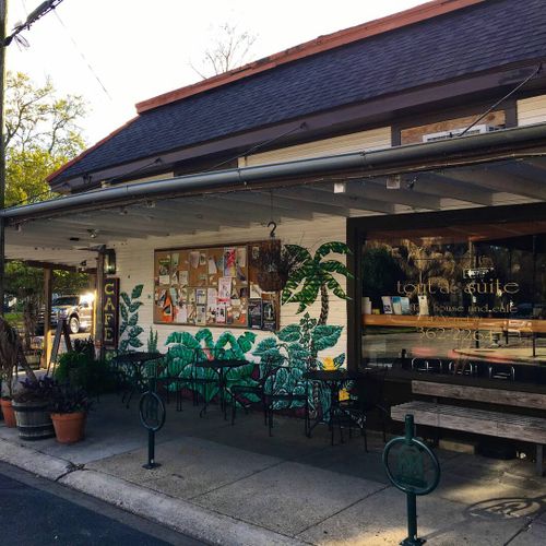 Tout de Suite Cafe just blocks away — a charming spot for breakfast & lunch.