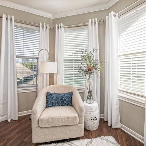 BR 1 queen bed with seating area, attached bathroom