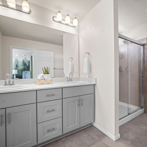 Well-designed double vanities, ideal for smooth mornings.