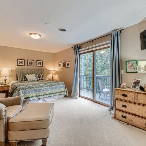 This luxurious escape has everything you need: a wall-mounted 32" smarttv, a private balcony with seating and beautiful vistas of the surrounding area.