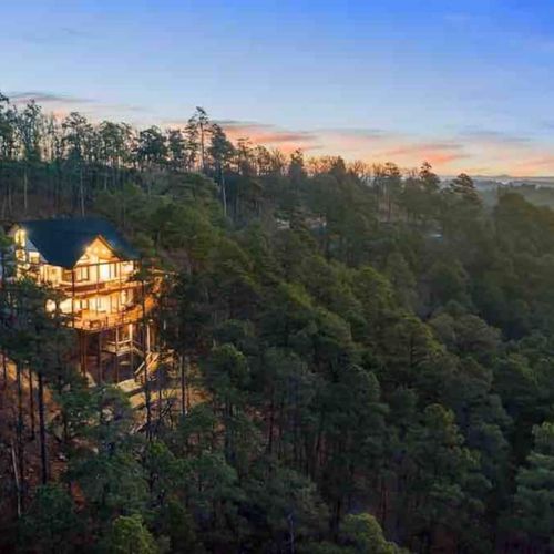 Beautiful mountain-side cabin in the pines!