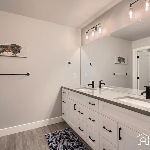 Relax in the master bedroom with its private en suite bathroom and walk in shower.
