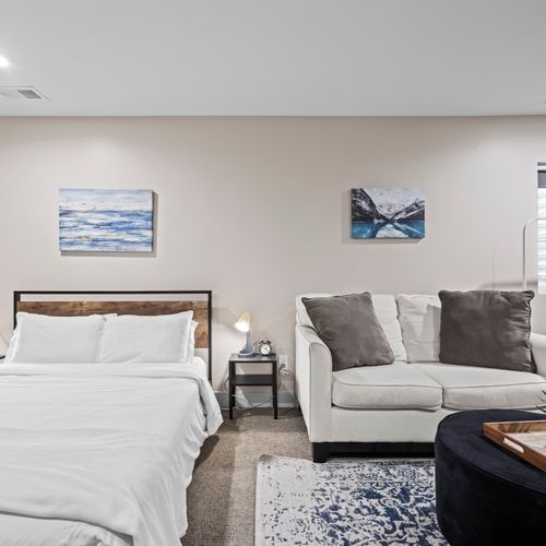 Sink into the queen bed’s plush mattress and enjoy deep relaxation.