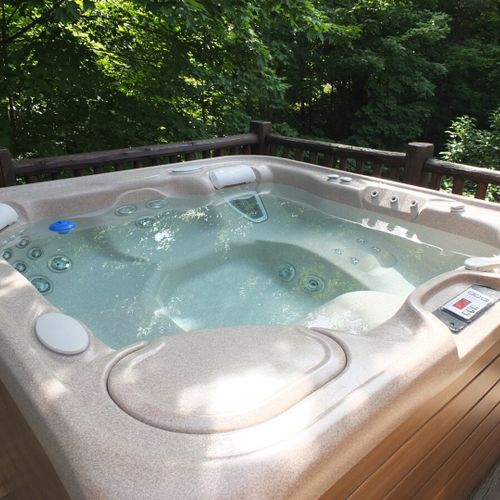 Exterior:  spa / hot tub:  with the cover off