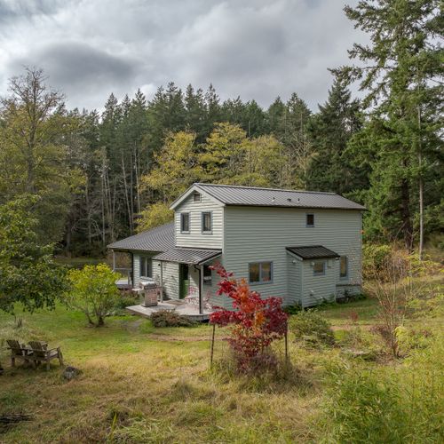 Quintessential island living with room to roam, and yet close to hiking, beaches, and cafes.