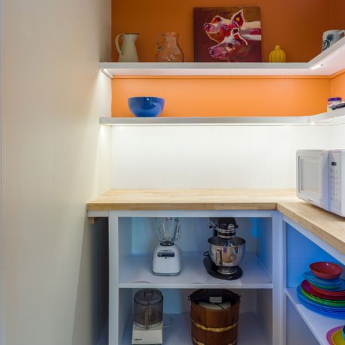 Well-stocked kitchen with glassware, appliances and basics!