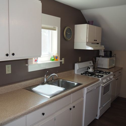 Kitchen:  cute kitchen with all appliances including a dishwasher.