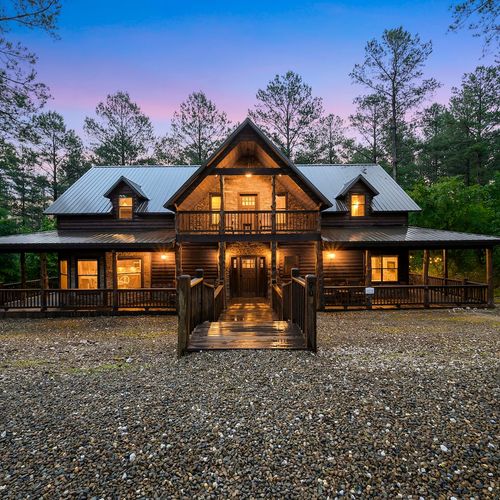 All Spruced Up - 5 STAR Luxury Cabin & Sleeps 18