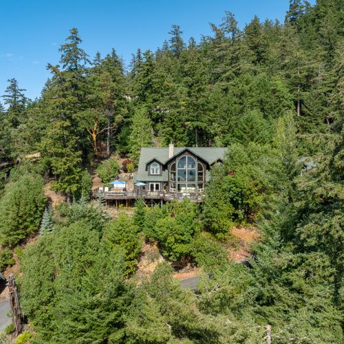 Private mountainside location yet only one mile to Eastsound for cafes and shopping.