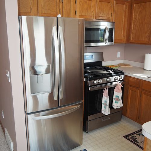 Ktichen:  there is a modern and convenient kitchen with appliances except for a dishwasher.