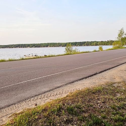 Please note that a road runs between the cottages and the lake. This may be an issue for families with younger children.