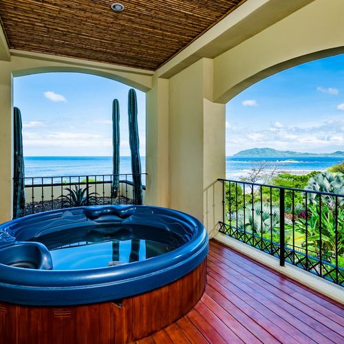 Enjoy the ocean from the jacuzzi