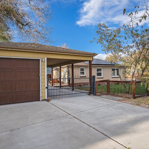 Spacious driveway with parking for two—convenience and comfort right at your doorstep!