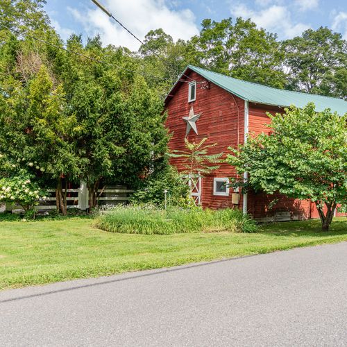 Pastoral outbuildings throughout the grounds for your photo-ops!