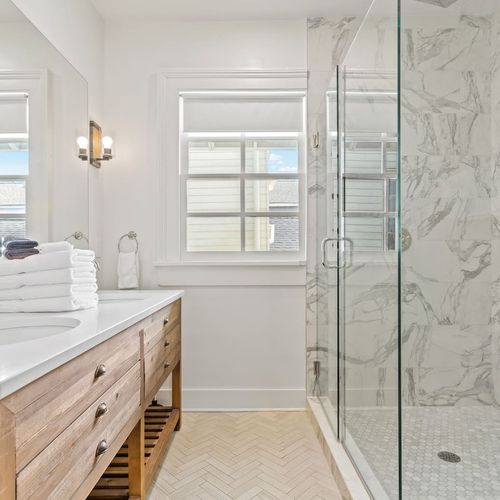 Clean bathroom w/ shower & vanity.