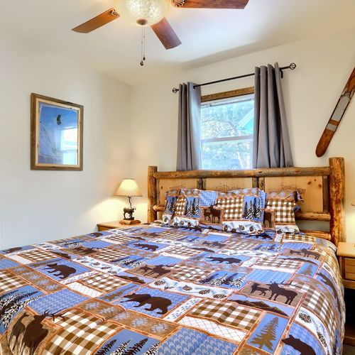 - warm and welcoming bedroom with log bed, lodge style quilt, and soft bedside lighting
- framed mirror and rustic wall decor create a cozy, cabin like atmosphere
- plush bedding and quiet surroundings ensure a peaceful night’s sleep