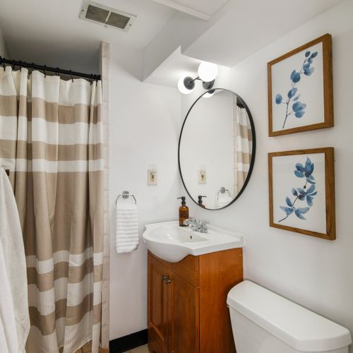 With 3 bathrooms, there is plenty of space for the whole group to get ready without overlap.