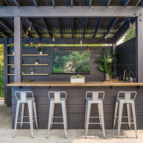 Nothing like mixing up a drink poolside!