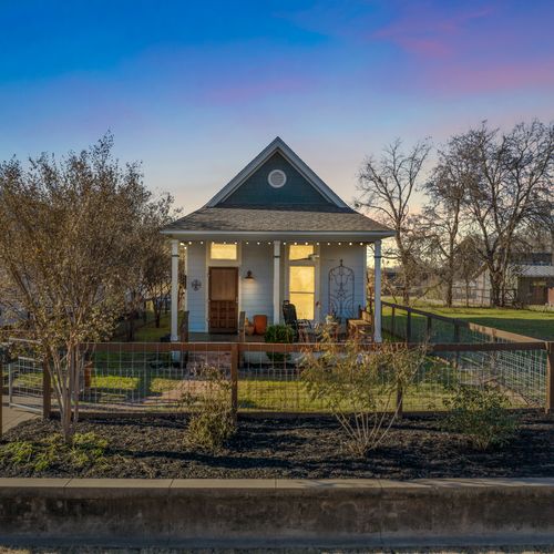 Front view East Riverside Cottage