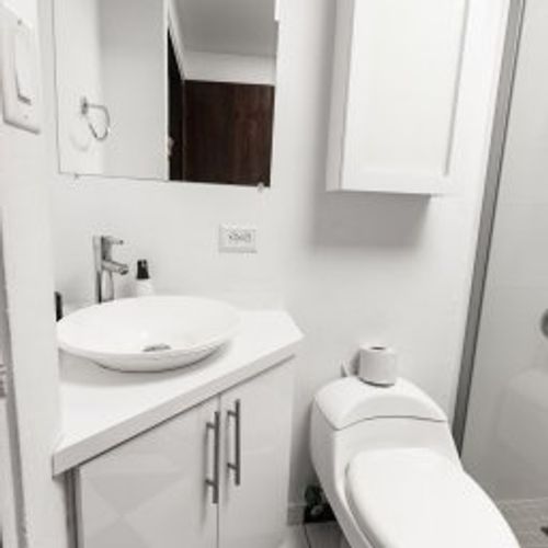 Refresh and rejuvenate in the sleek and modern bathroom. Enjoy a luxurious rain shower, convenient organizers for your toiletries, and a stylish stainless steel faucet, all designed for your comfort and convenience