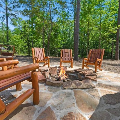 The fire pit with chairs surrounding!