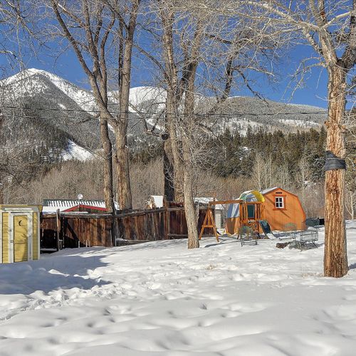 There's a small zip line for children in the backyard for your entertainment during your stay.