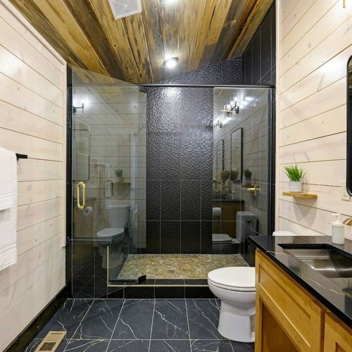 Upstairs full bath!
