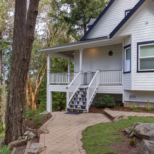 Formal entry to the balcony and entryway.