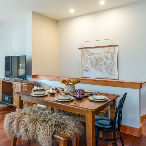 Cozy dining area in the common space, perfect for shared meals and conversations.