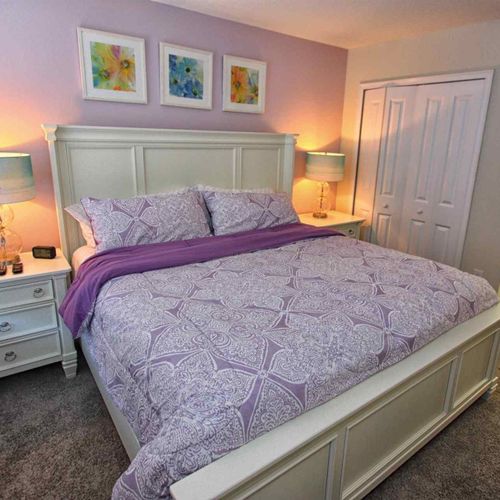Upstairs King Master w/En-Suite Bathroom & Flat Screen TV