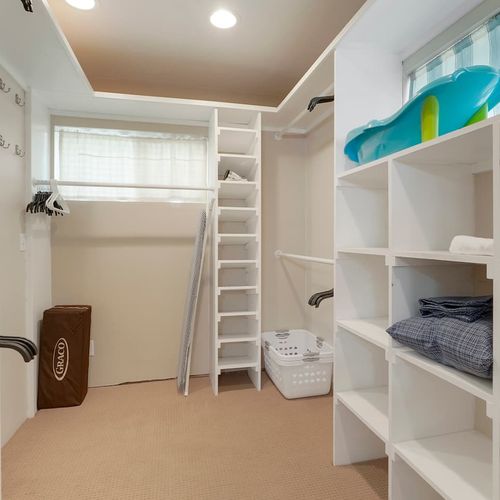 - large walk in closet with open shelving, hanging space, and thoughtful extras
- great for organizing clothes, gear, or even setting up a mini dressing area
- extra linens, beach items, and hangers keep things convenient and tidy