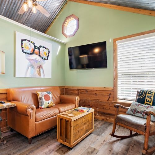 Cottage open living area with Smart TV with high speed wifi.