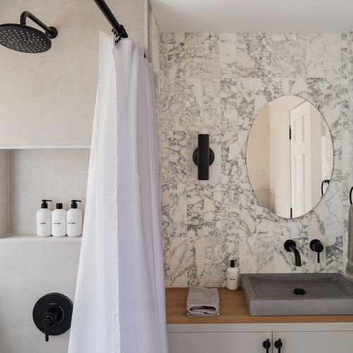 The shared bath between the queen room and the bunk room on the lower level.