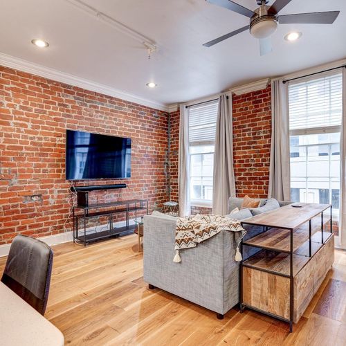 Comfortable living room w/ a flat-screen TV — perfect for a Netflix night in.