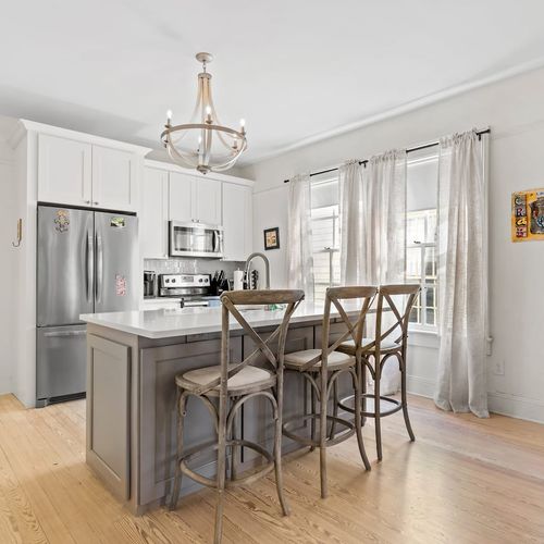 Clean kitchen w/ island seating & plenty of counter space for cooking.