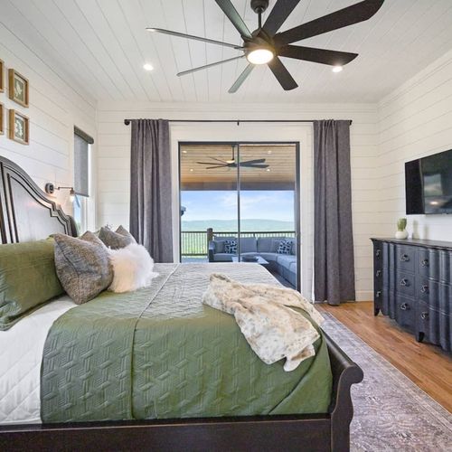 Main level King Master Suite