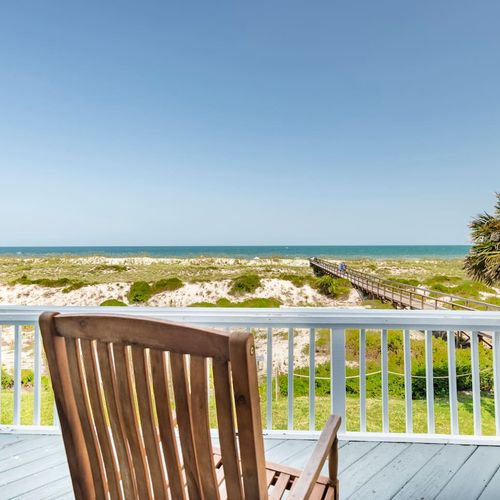 Experience breathtaking oceanscapes from the master bedroom balcony.