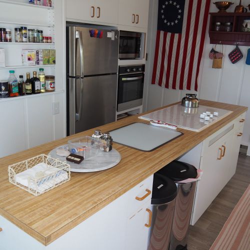 Kitchen:  large and full kitchen with a kitchen island and all appliances.