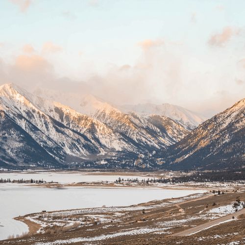 Where earth meets sky – a breathtaking vista of lake and mountains.
