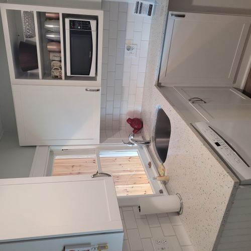 Kitchen:  the cottage has a very efficient kitchen with all appliances (including a dishwasher) and a good supply of cooking and dining utensils.