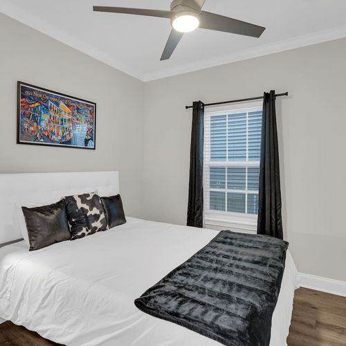 Second bedroom w/ a cozy bed & microfiber sheets for a restful night.