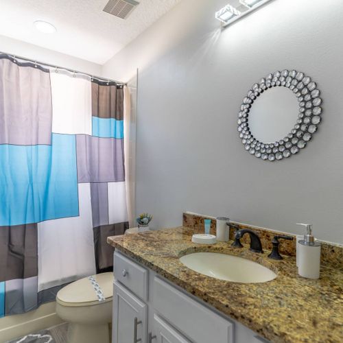 bathroom w/Sinks & Tub/Shower Combination