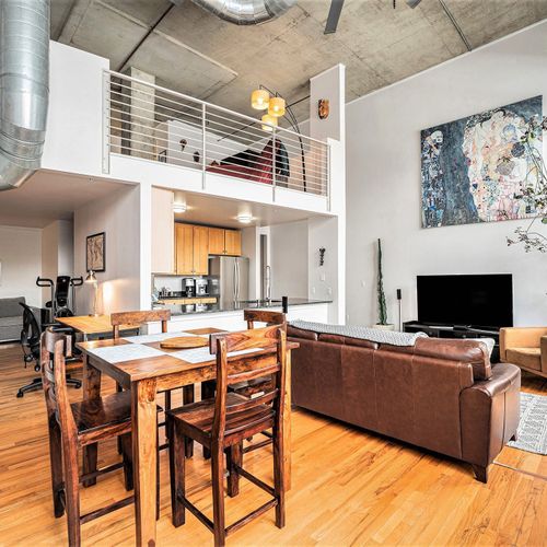 Experience style and function in this charming loft, perfect for modern living. Filled with natural light, it creates a relaxing and comfortable space.