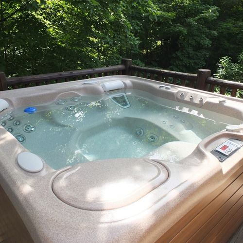 Exterior:  spa / hot tub:  with the cover off