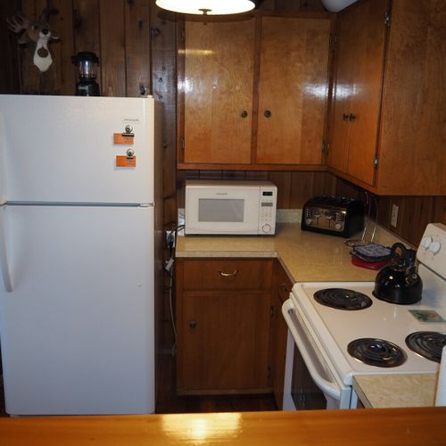 Kitchen:  the home has a cute kitchen that has all appliances except for a dishwasher.