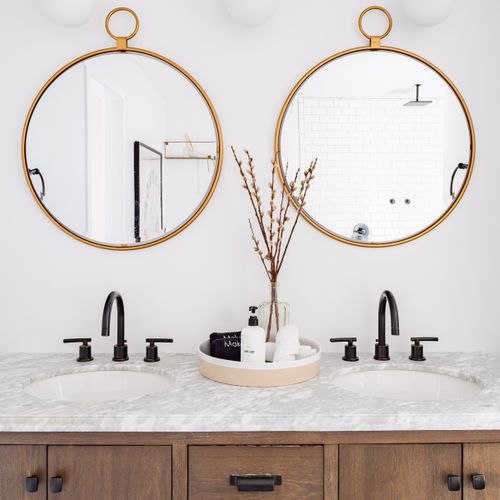 En suite bathroom: Vanity for 2