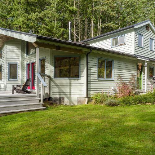 Open and easy, our farmhouse is the perfect retreat for families with pets!