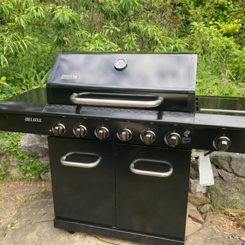 Fire up the 5-burner gas grill and enjoy easy outdoor cooking. With plenty of space to prep and cook, it’s perfect for casual lunches, family dinners, and relaxed evenings surrounded by nature.