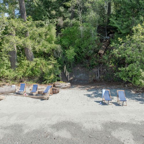 Clean and wild, we've left the beach a free place for tides and driftwood, along with some beach chairs for you to enjoy.