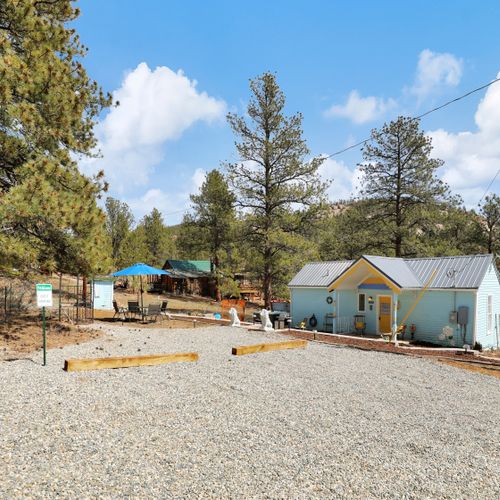 This backyard blends forest vibes with creature comforts—kick back and enjoy.